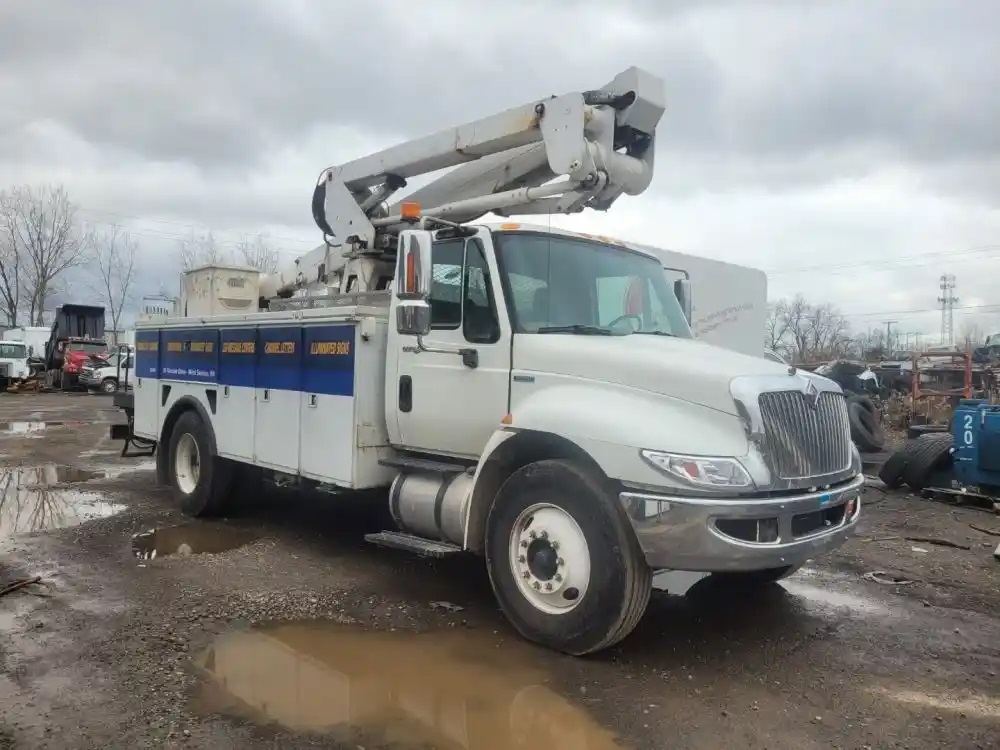2009 INTERNATIONAL 4300 Bucket Boom Truck #